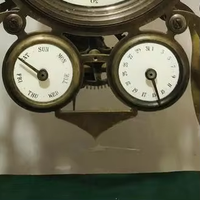 Horloge/skellétoir de style français antique en laiton poli, mouvement à dôme ovale, calendrier et baromètre