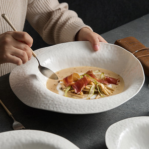 Bol à salade en grès blanc à bord irrégulier, vaisselle en céramique écologique pour restaurant, service de desserts, soupes et fêtes - Product Image 1