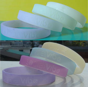 Braccialetto in Silicone Sensibile ai Raggi UV che Cambia Colore, Personalizzabile con il Tuo Logo - Product Image 5