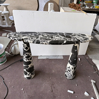 Table console d'entrée en marbre naturel Dream Home, plateau asymétrique, pieds en pierre coniques, pour une décoration d'entrée contemporaine