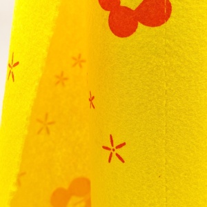 Rollo de Toallitas de Limpieza Perforadas con <span class=keywords><strong>Fondo</strong></span> Amarillo y Diseño Floral Rojo - Product Image 4