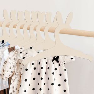Porte-vêtements en bois pour bébé, style moderne personnalisable, adorables lapins, pour vêtements de nuit pour enfants - Product Image 1
