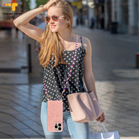 Coque de téléphone en TPU scintillante de haute qualité pour femmes 2026, assortie à un breloque de téléphone, protection mobile de luxe pour la série iPhone