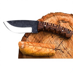 Cuchillo para Desollar Hecho a Mano con Hoja de Acero al Carbono – Cuchillo de Caza y Camping Afilado como una Navaja con Funda de Cuero - Product Image 1