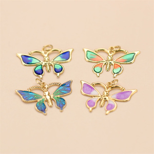 फैशन ज्वेलरी 18k सोने ने नेकलेस कंगन बनाने के लिए शानदार रंगीन खूबसूरत तितली आकर्षण - Product Image 4