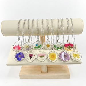 سلسلة رخيصة بالجملة أزياء دائرية الراتنج زهرة المجففة 18k قلادة قلادة باللفة - Product Image 3