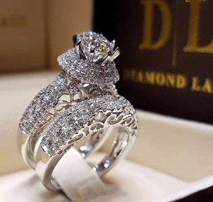Anello a doppio strato con cristalli intarsiati per donna, minimalista ed elegante, accessorio per tutti i giorni e per feste. - Product Image 1