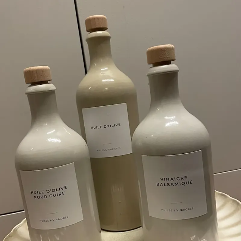 Recipiente de cerâmica para óleo essencial de vinagre, adesivo moderno com impressão de logotipo personalizado, garrafa dispensadora de óleo de porcelana para cozinha
