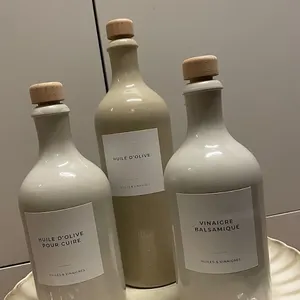 Moderno logo personalizzato stampa adesivo aceto di ceramica contenitore di olio essenziale di porcellana bottiglia di distributore di olio per la cucina