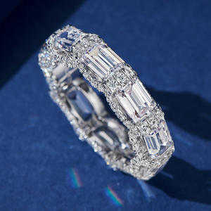 Anello in Oro Bianco con Diamante Taglio Smeraldo Colore D Naturale Gioiello di Fidanzamento per Donna - Product Image 1