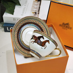 Vente flash : Ensemble de tasses à café et soucoupes en porcelaine de luxe européenne à motif de cheval oriental avec boîte cadeau - Product Image 3