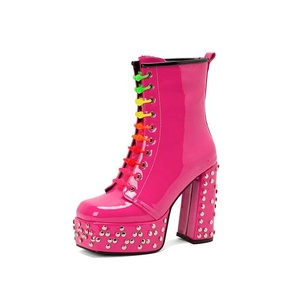 Bottes martin à bout carré et rivets pour femmes, chaussures d'hiver en matériau PU à talons compensés - Product Image 2