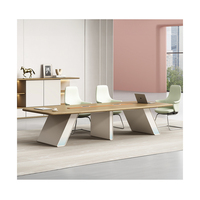 Table de salle de conférence moderne de grande taille, fabriquée avec des matériaux de haute qualité, avec un plateau de table plat et lisse et des bords finement polis