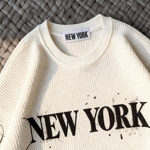 ผู้ผลิตเสื้อผ้า เสื้อฮู้ดดี้ทรงบ็อกซี่ พิมพ์ลายดิจิทัลสไตล์เรโทรแนวสตรีท แบบใหม่ ตัดเย็บตามสั่ง ไหล่ตก ทรงโอเวอร์ไซส์ ผ้าวาฟเฟิลถัก คอกลม - Product Image 3