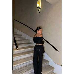 Sweat-shirt et pantalon de survêtement noirs pour femmes Emily, confortables et élégants - Product Image 1