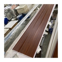 Panel de Techo de PVC Moderno de Alta Calidad, Resistente al Humo y a la Humedad, con Diseño de Ranuras para Decoración de Interiores