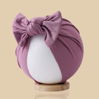 Accessoire capillaire pour enfants en satin de style européen et américain, avec grand nœud imprimé à fines rayures, et bonnet doux pour bébés protégeant les points sensibles