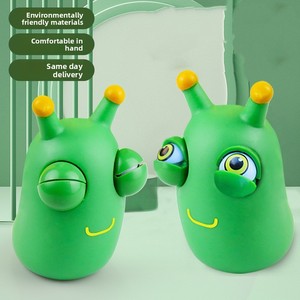 Niedliche, auf den Ball schauende kleine Raupen-Handdrückfigur – Stressabbau-Spielzeug aus Kunststoff für Jungen und Mädchen ab 14 Jahren – Auspack-Artefakt - Product Image 6