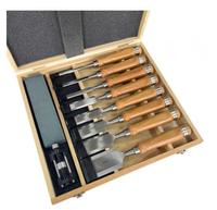 Ensemble d'outils de menuiserie avec ciseaux à bois, équerre d'angle, pierre à huile et guide d'affûtage dans un coffret en bois