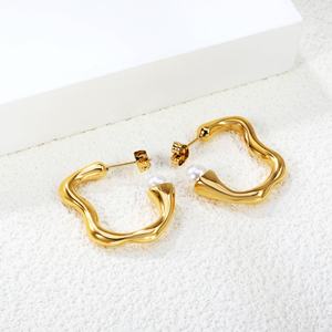 Pendientes Minimalistas de Acero Inoxidable Chapados en Oro de 18k, Forma de Ola Irregular en Forma de C, Joyería Impermeable, Pendientes de Aro con Perlas para Mujer - Product Image 5