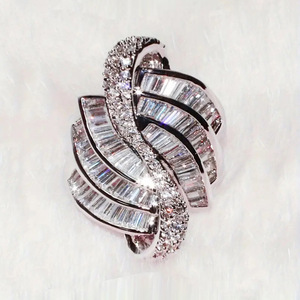 Anello con Design Artistico a Linee, Stile Unico per Donne - Product Image 3
