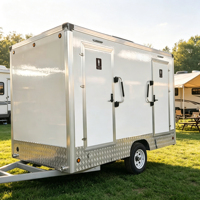 Remorque sanitaire remorquable à quatre portes avec sol antidérapant et poignée extérieure pour festivals et camping en plein air