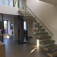 Escalier flottant élégant à marches ouvertes avec support dissimulé pour intérieur résidentiel