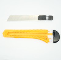 Couteau utilitaire en plastique à manche ABS rétractable en acier à haute teneur en carbone de 18mm pour la découpe de cartons de boîtes OEM/ODM
