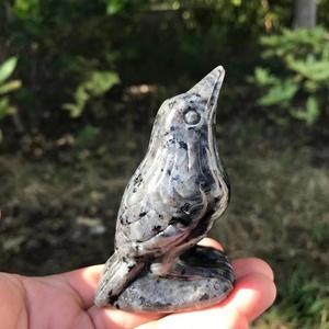 Figurine de corbeau en cristal naturel Yooperlite sculptée, sculpture animale en cristal, pièce d'art de collection en gros - Product Image 6