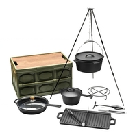 Ensemble de camping 8 pièces en fonte avec couvercle et poignée de levage, comprenant faitouts, poêle à frire, grill de camping sur trépied et boîte de rangement
