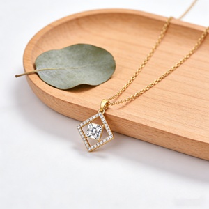 Collier en laiton plaqué or 18 carats avec chaîne à maillons et pendentif carré flottant en zircon cubique AAA - Product Image 3
