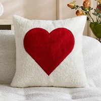 Housse de coussin de style nordique pour couple, en polaire rouge brodée, housse de coussin en polaire Teddy brodée cœur pour dossier de canapé