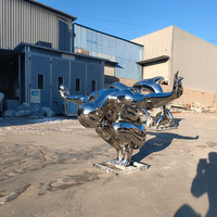 Sculpture moderne de plongeur en acier inoxydable poli miroir, statue de sportif pour piscine et parc