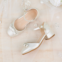 Chaussures habillées pour enfants personnalisées OEM, en PU blanc nacré métallisé, à bout carré et talon épais, avec double nœud et boucle couronne en cristal, pour occasions formelles