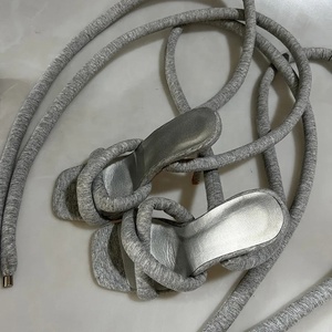 Sandales à talons aiguilles gris uni à bout carré pour femme, avec lanières croisées et talon fin, design personnalisé, pour l'été - Product Image 2