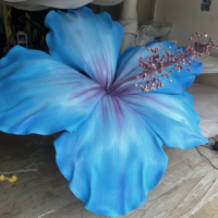 Installation de fleurs d'hibiscus géantes de luxe personnalisées, décoration florale imperméable en EVA pour scène de mariage et exposition commerciale