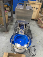 Alimentateur vibrant à bol filtrant et trieur pour pièces moulées par injection