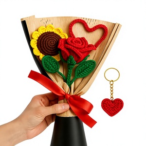 Bouquet de roses et de tournesols au crochet fait main avec porte-clés en forme de cœur, cadeau romantique unique pour un anniversaire, une célébration ou la Saint-Valentin - Product Image 1