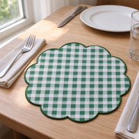 Set de table personnalisé en toile gingham de 37 cm, forme de fleur festonnée, avec bord brodé pour table à manger