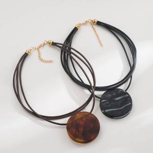 ヴィンテージブラックレジンオーバルペンダントネックレス女性用調節可能なレザーロープセーターチェーンジュエリー - Product Image 2