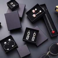 Vente en gros de boîtes rigides personnalisées en kraft noir, couverture terrestre céleste, logo estampé à chaud imprimé pour les emballages de bijoux, papier couché