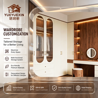 Ensemble de meuble-lavabo crème pleine hauteur avec poignées dorées et commode de toilette en noyer pour projets de suites de chambre modernes et luxueuses