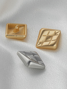 Thiết Kế 4-Lỗ Kim Loại Nút Đơn Giản Phong Cách Vuông Kẽm Hợp Kim Chân Nút Cho Quần Áo Túi Kích Thước 18Mm 23Mm Thấp Moq Mạ - Product Image 4