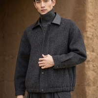 Veste à col montant gris foncé à manches longues et boutonnée pour l'automne et les trajets quotidiens