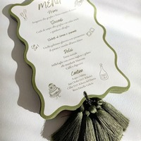 Carte de menu personnalisée à double couche avec bord ondulé, carte de placement assortie et pompon pour la décoration de table de mariage et de banquet