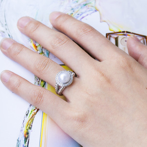 Elegante Anello di Fidanzamento Ispirato alle Perle, Gioiello Minimalista alla Moda, Anello Statement per Donne - Product Image 5