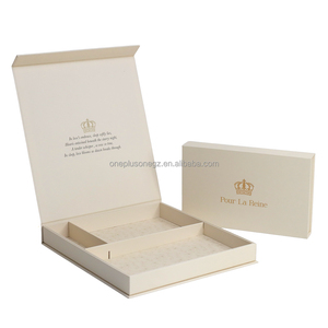 Coffret rigide en carton de luxe personnalisé, en papier coton texturé beige, avec couvercle magnétique, gaufrage, revêtement UV et doublure en éponge, recyclable - Product Image 5
