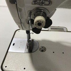 Macchina da Cucire Industriale Usata Brother S-7300A con Alimentazione Elettronica, Trasmissione Diretta e Taglio Automatico del Filo - Product Image 2