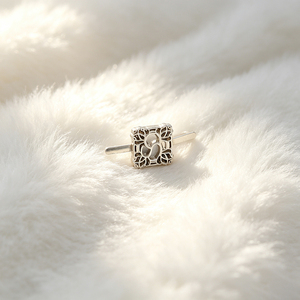 Etiqueta metálica ovalada de aleación de zinc esmaltada, producida a medida, con logotipo de marca personalizado, para accesorios de ropa y hiyabs. - Product Image 2