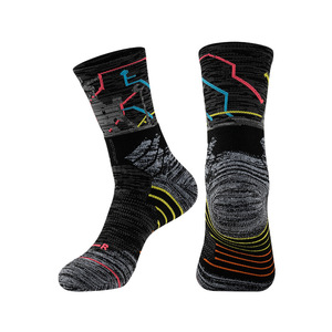 Chaussettes de sport en coton multicolores charmantes à motifs de dessins animés populaires, vente en gros, chaussettes personnalisées pour le printemps et l'automne, confortables pour femmes - Product Image 1